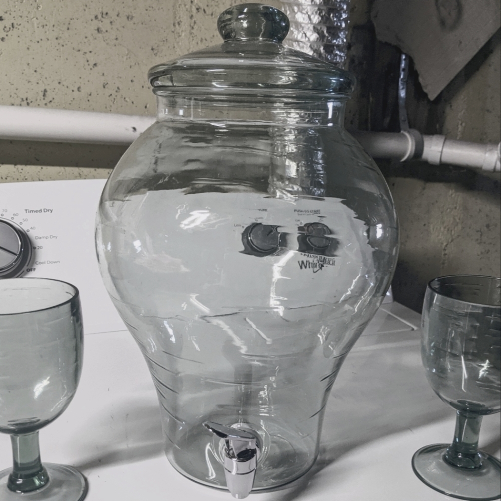 Beverage dispenser and 6 cups